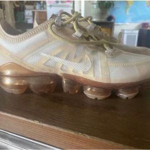 Nike air max Women's  size 7 gold
